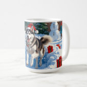 クリスマスの帽子をかぶったシベリアンハスキーの雪上ラン コーヒーマグカップ (正面右)