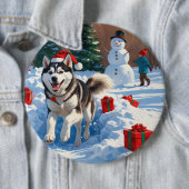 クリスマスの帽子をかぶったシベリアンハスキーの雪上ラン 缶バッジ (インサイチュ)