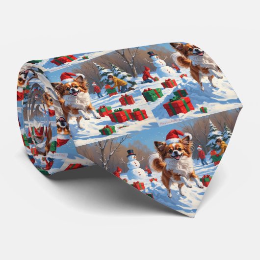 クリスマスの帽子をかぶったパピヨンの犬が雪の中を走る ネクタイ (ロール)