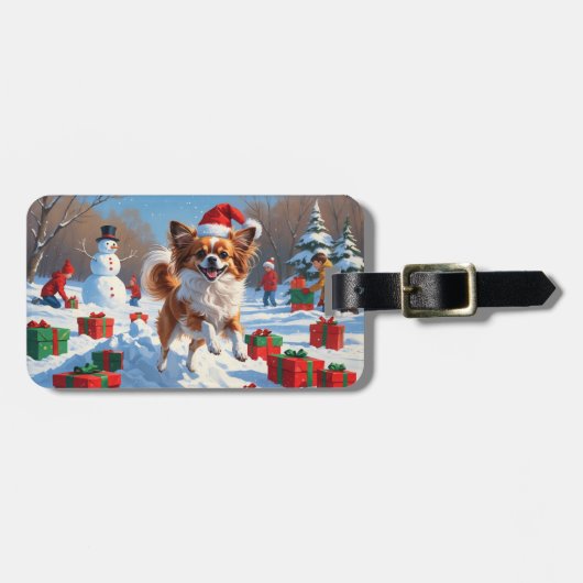 クリスマスの帽子をかぶったパピヨンの犬が雪の中を走る ラゲッジタグ (正面横)