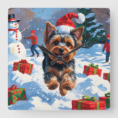 クリスマスの帽子をかぶったヨークシャーテリアと雪の情景 スクエア壁時計 (正面)