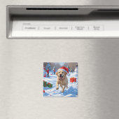 クリスマスの帽子をかぶったラブラドール犬が雪の中を走る マグネット (インサイチュ (食洗機))