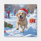 クリスマスの帽子をかぶったラブラドール犬が雪の中を走る マグネット (正面)