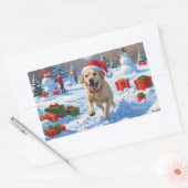 クリスマスの帽子をかぶったラブラドール犬が雪の中を走る 長方形シール (封筒)