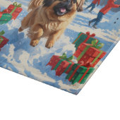 クリスマスの帽子をかぶった北京原産犬の雪の中でのランニング カッティングボード (角)