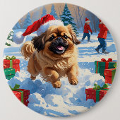 クリスマスの帽子をかぶった北京原産犬の雪の中でのランニング 缶バッジ (正面)