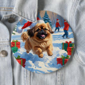 クリスマスの帽子をかぶった北京原産犬の雪の中でのランニング 缶バッジ (インサイチュ)