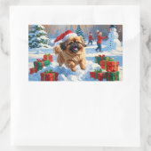 クリスマスの帽子をかぶった北京原産犬の雪の中でのランニング 長方形シール (バッグ)