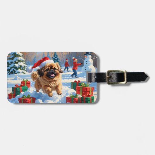 クリスマスの帽子をかぶった北京原産犬の雪の中のランニング ラゲッジタグ (正面横)