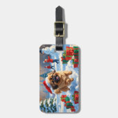 クリスマスの帽子をかぶった北京原産犬の雪の中のランニング ラゲッジタグ (正面縦)