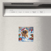クリスマスの帽子をかぶった北京原産犬の雪の中の走り マグネット (インサイチュ (食洗機))