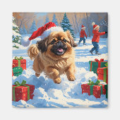 クリスマスの帽子をかぶった北京原産犬の雪の中の走り マグネット (正面)