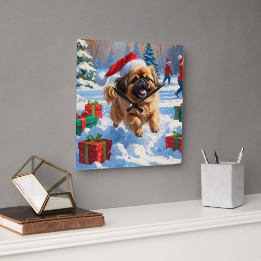 クリスマスの帽子をかぶった北京原産犬の雪中での奔走 スクエア壁時計 (オフィス)