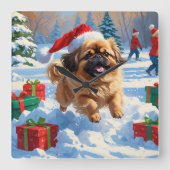クリスマスの帽子をかぶった北京原産犬の雪中での奔走 スクエア壁時計 (正面)