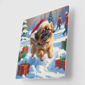 クリスマスの帽子をかぶった北京原産犬の雪中での奔走 スクエア壁時計 (傾斜)