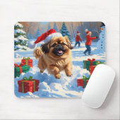 クリスマスの帽子をかぶった北京原産犬の雪中での奔走 マウスパッド (マウス)