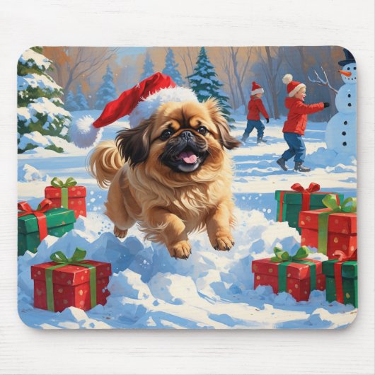クリスマスの帽子をかぶった北京原産犬の雪中での奔走 マウスパッド (正面)