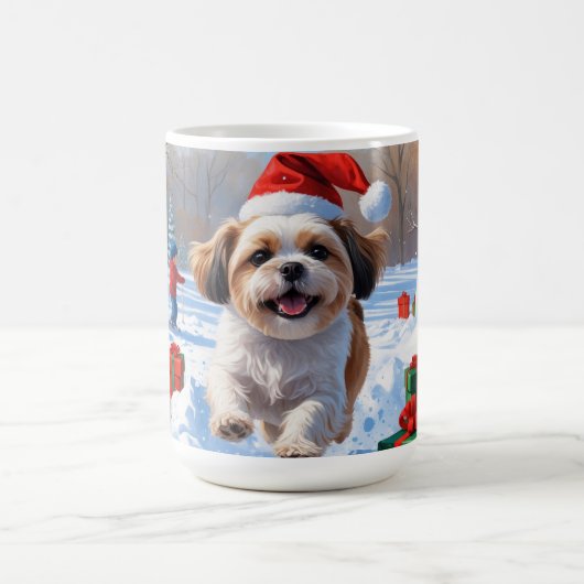 クリスマスの帽子をかぶった雪の中を走るシーズー コーヒーマグカップ (中央)