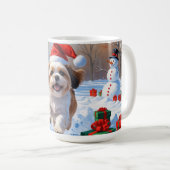 クリスマスの帽子をかぶった雪の中を走るシーズー コーヒーマグカップ (正面右)