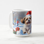 クリスマスの帽子をかぶった雪の中を走るシーズー コーヒーマグカップ (正面左)