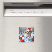 クリスマスの帽子をかぶった雪の中を走るシーズー マグネット (インサイチュ (食洗機))