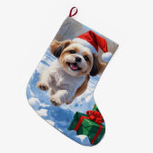 クリスマスの帽子をかぶった雪の中を走るシーズー ラージクリスマスストッキング (正面 (吊り時))
