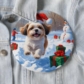 クリスマスの帽子をかぶった雪の中を走るシーズー 缶バッジ (インサイチュ)