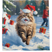 クリスマスの帽子をかぶって雪の中に座るペルシャ猫 シャワーカーテン (正面)