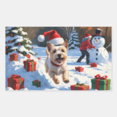 クリスマスの帽子をかぶって雪の中を走るケアン・テリア 長方形シール (正面)