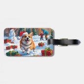 クリスマスの帽子をかぶって雪の中を走るコーギー ラゲッジタグ (裏面横)