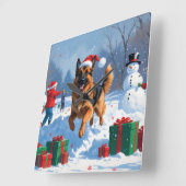 クリスマスの帽子をかぶって雪の中を走るジャーマンシェパード スクエア壁時計 (傾斜)