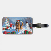 クリスマスの帽子をかぶって雪の中を走るジャーマンシェパード ラゲッジタグ (裏面横)