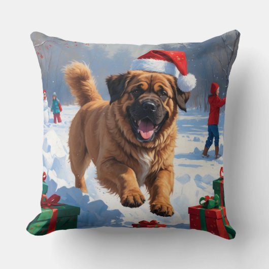 クリスマスの帽子をかぶって雪の中を走るチベットマスティフ クッション (正面)
