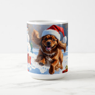 クリスマスの帽子をかぶって雪の中を走るチベット・スパニエル コーヒーマグカップ