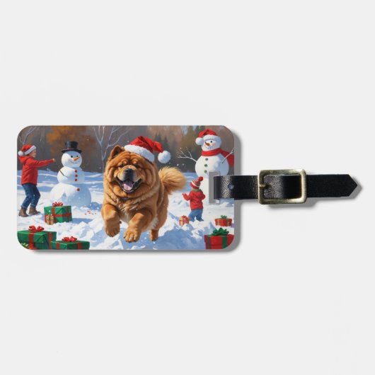クリスマスの帽子をかぶって雪の中を走るチャウチャウ ラゲッジタグ (正面横)