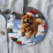 クリスマスの帽子をかぶって雪の中を走るチャウチャウ 缶バッジ (インサイチュ)
