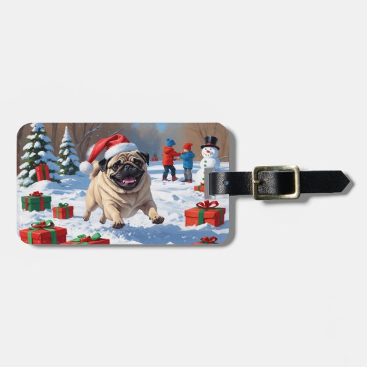 クリスマスの帽子をかぶって雪の中を走るパグ ラゲッジタグ (正面横)