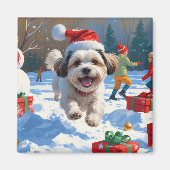 クリスマスの帽子をかぶって雪の中を走るマルチーズ・ツー マグネット (正面)