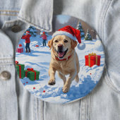 クリスマスの帽子をかぶって雪の中を走るラブラドール 缶バッジ (インサイチュ)