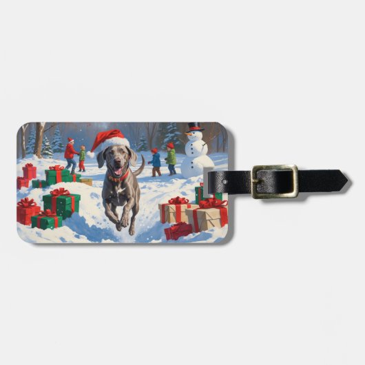 クリスマスの帽子をかぶって雪の中を走るワイマラナー ラゲッジタグ (正面横)