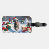 クリスマスの帽子をかぶって雪の中を走るワイマラナー ラゲッジタグ (裏面横)
