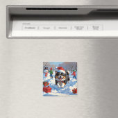 クリスマスの帽子をかぶって雪の中を走る日本狆 マグネット (インサイチュ (食洗機))