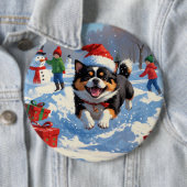 クリスマスの帽子をかぶって雪の中を走る日本狆 缶バッジ (インサイチュ)