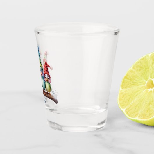 クリスマスの帽子を持つ可愛いファンタジー鳥。 ショットグラス (右)