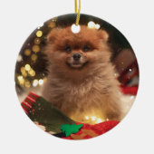 クリスマスの幸せな子犬 セラミックオーナメント (正面)