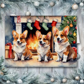 クリスマスの暖炉のそばのコーギー犬の3人組