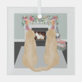 クリスマスの暖炉のシーンで黄色のラブラドール犬 ガラスオーナメント (正面)