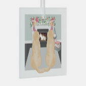 クリスマスの暖炉のシーンで黄色のラブラドール犬 ガラスオーナメント (正面右)