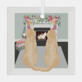 クリスマスの暖炉のシーンで黄色のラブラドール犬 ガラスオーナメント (裏面)