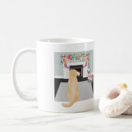 クリスマスの暖炉のシーンで黄色のラブラドール犬 コーヒーマグカップ